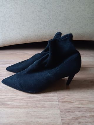 Botines ante Mango negros