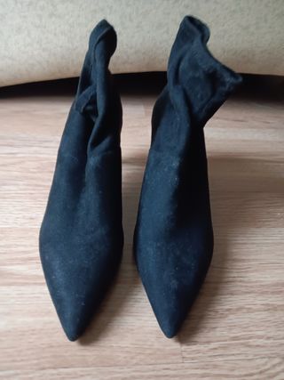 Botines ante Mango negros