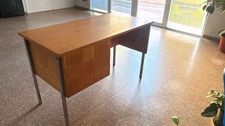Mesa de estudio madera y metal.Antigua de profesor