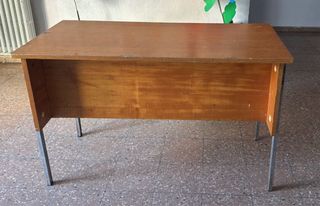 Mesa de estudio madera y metal.Antigua de profesor