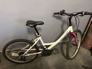 Bicicleta de montaña para chica blanca y rosada