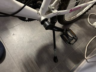 Bicicleta de montaña para chica blanca y rosada