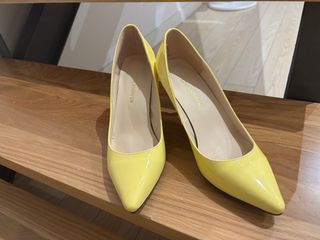 Zapatos de tacón amarillos