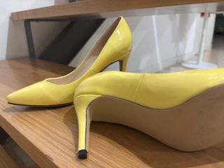 Zapatos de tacón amarillos