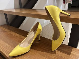 Zapatos de tacón amarillos
