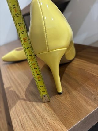 Zapatos de tacón amarillos