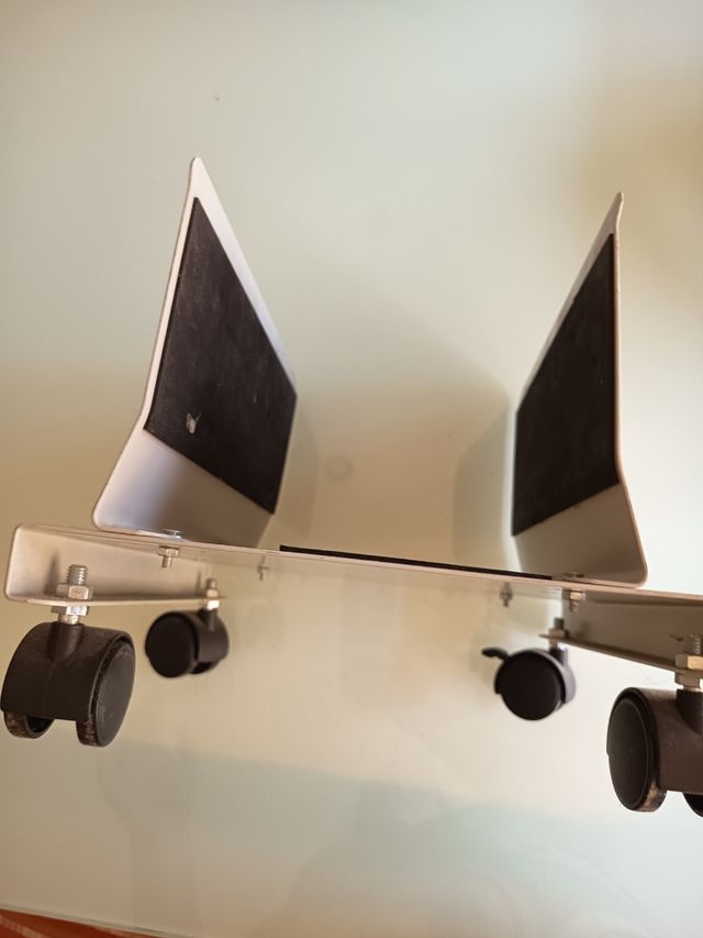 Soporte para ordenador con ruedas