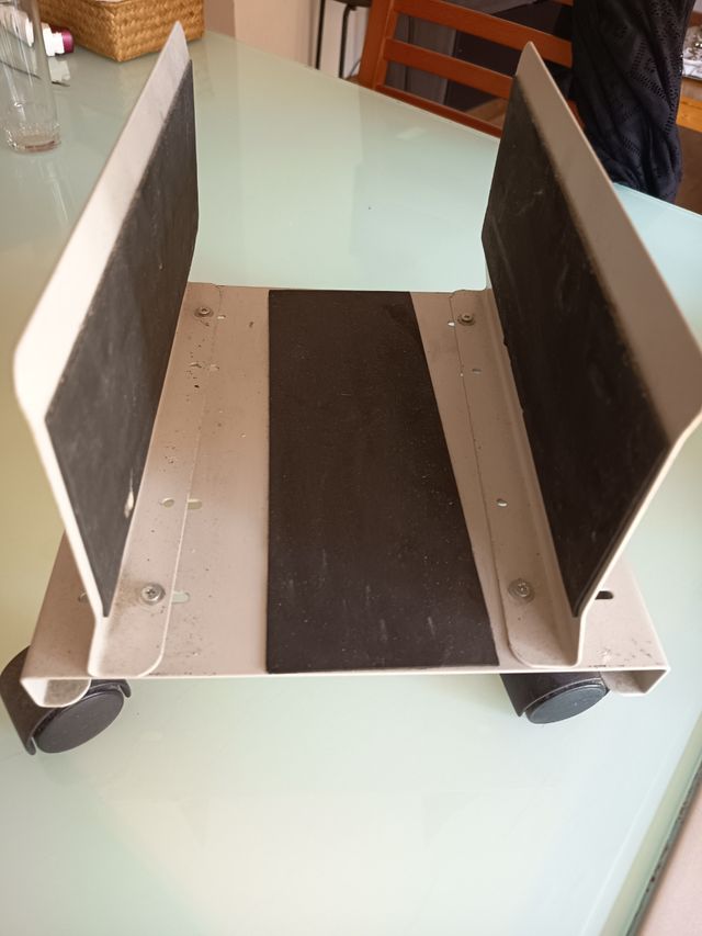 Soporte para ordenador con ruedas