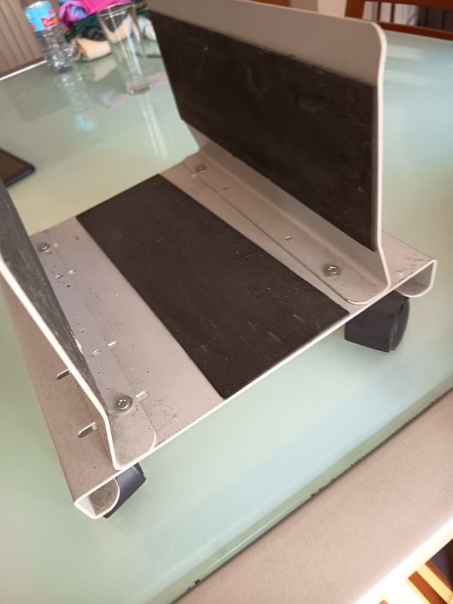 Soporte para ordenador con ruedas