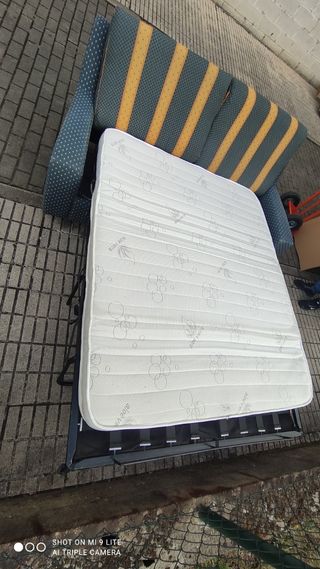 Sofá cama tela azul y amarillo con colchón 