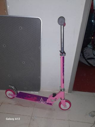 Patinete infantil rosa con estrellas