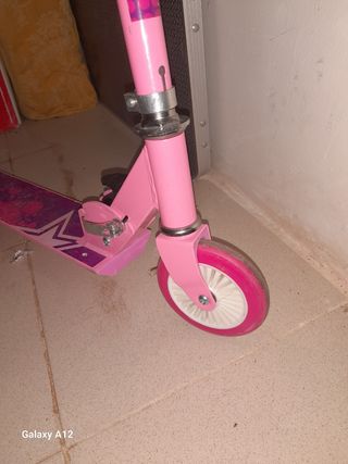 Patinete infantil rosa con estrellas