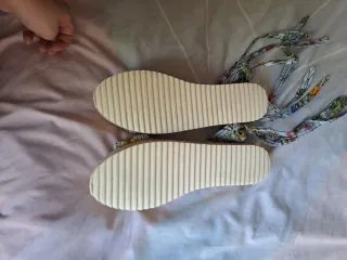 Sandalias de cuña con estampado floral