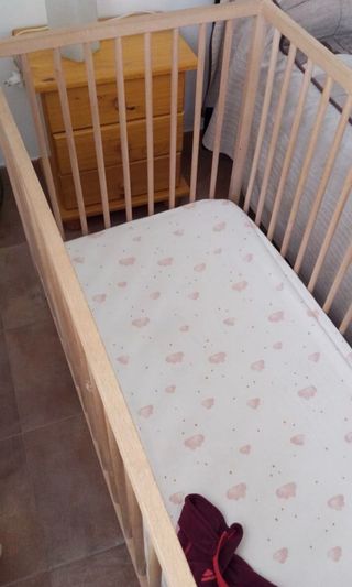Cuna de bebé de madera