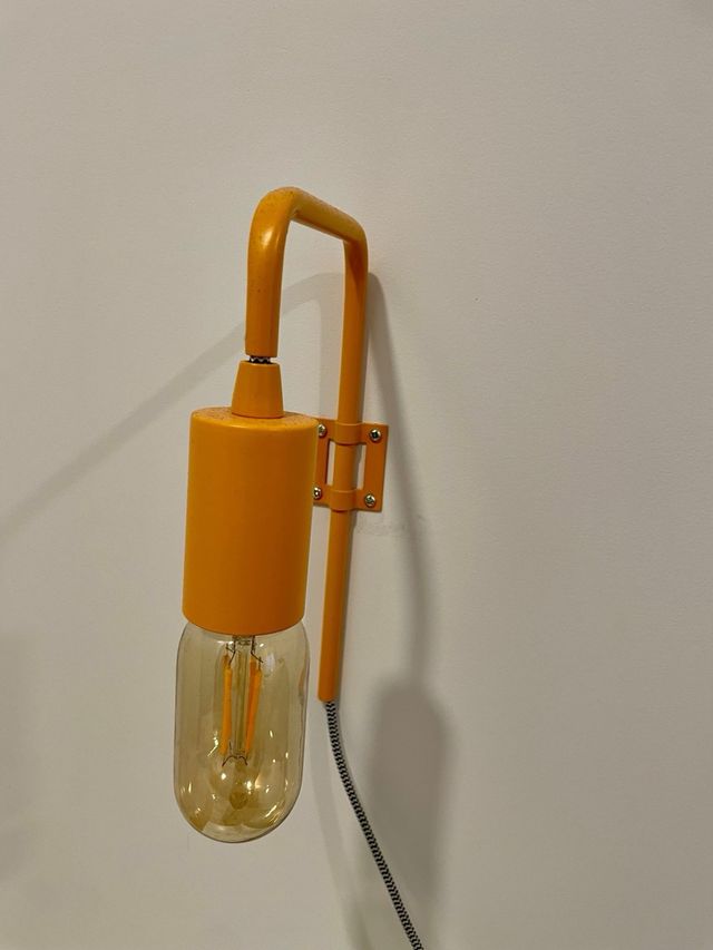 Lámpara de pared industrial amarilla