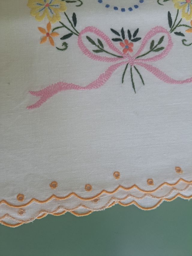 Antichi asciugamani ricamati a mano