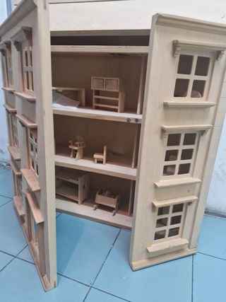 Casa de muñecas de madera con accesorios.