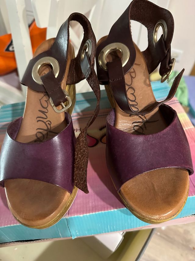 Sandalias de cuña moradas y marrones 37