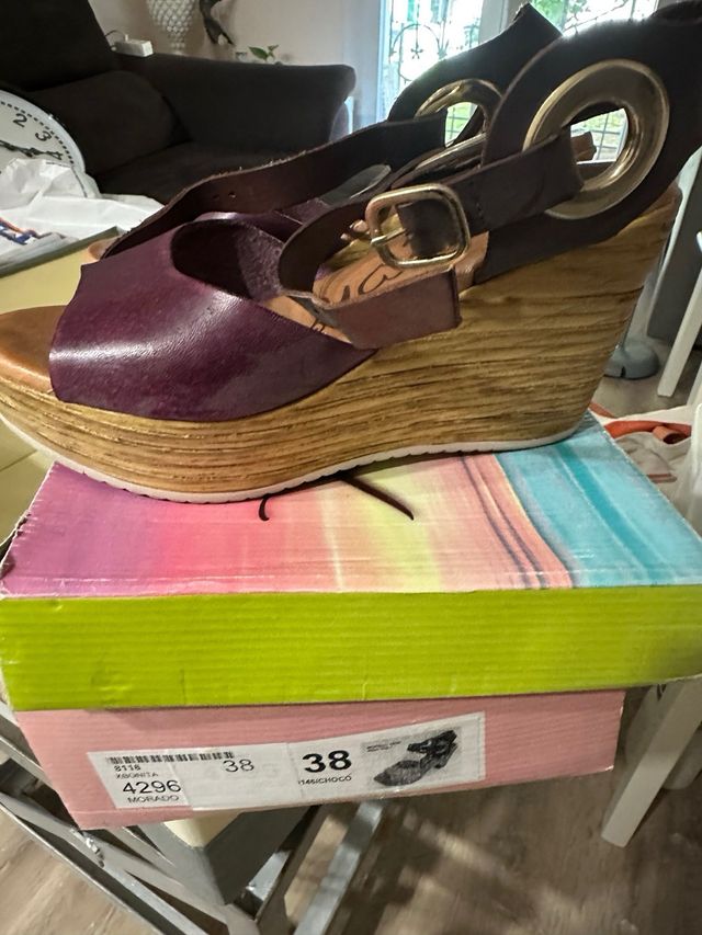 Sandalias de cuña moradas y marrones 37