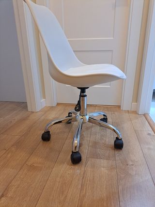 Silla de escritorio regulable.
