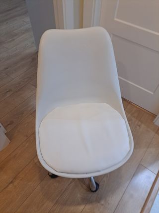 Silla de escritorio regulable.
