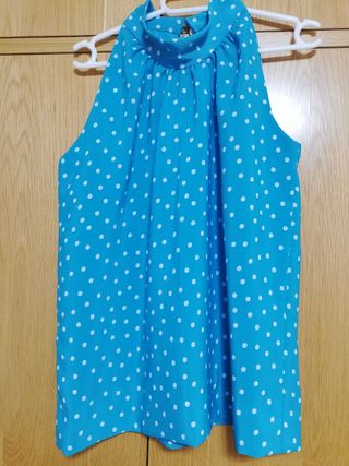 Blusa azul verdoso con lunares blancos
