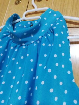 Blusa azul verdoso con lunares blancos