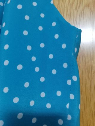 Blusa azul verdoso con lunares blancos