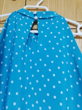 Blusa azul verdoso con lunares blancos