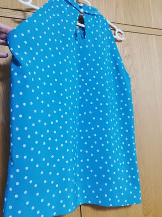 Blusa azul verdoso con lunares blancos