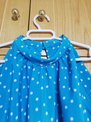 Blusa azul verdoso con lunares blancos