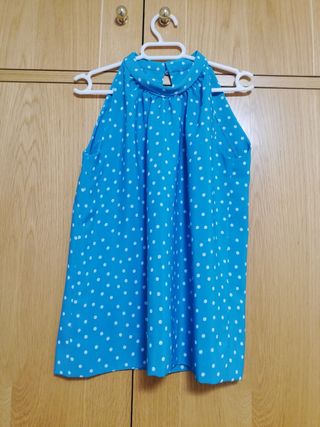 Blusa azul verdoso con lunares blancos
