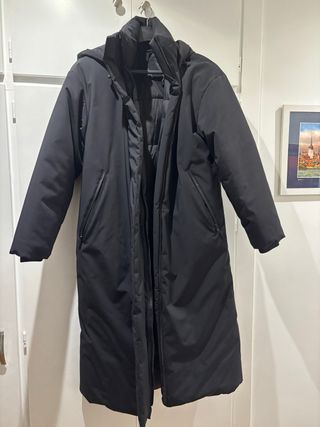 Abrigo plumífero Zara negro largo