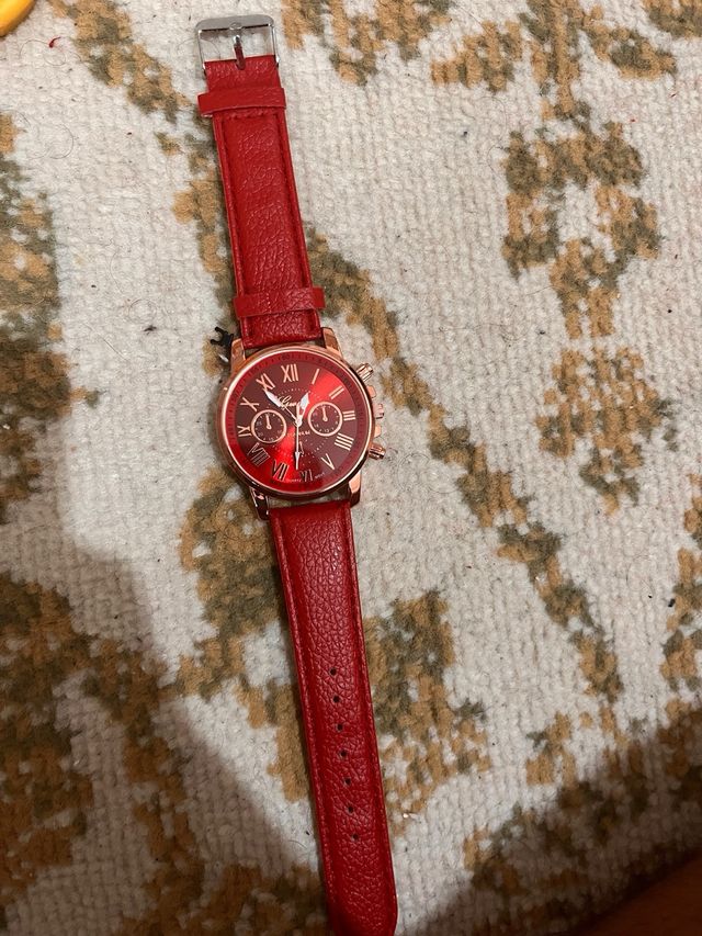 Orologio rosso con dettagli oro