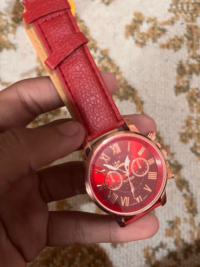 Orologio rosso con dettagli oro