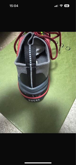 Zapatillas Gucci grises y rojas