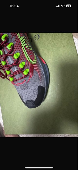 Zapatillas Gucci grises y rojas