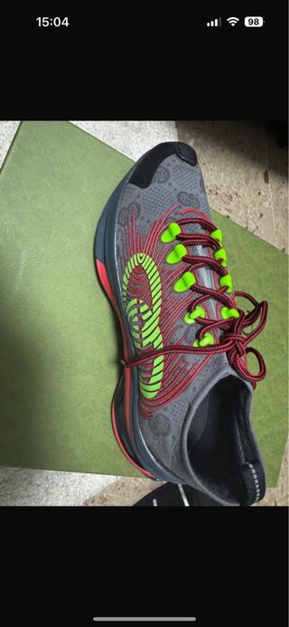 Zapatillas Gucci grises y rojas