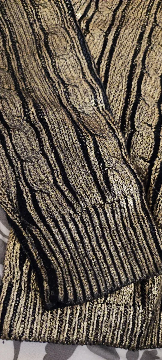 Jersey metalizado negro y dorado