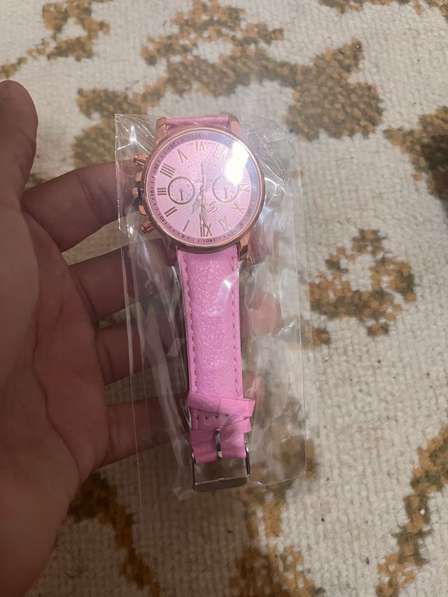 Orologio da polso rosa con cinturino in pelle