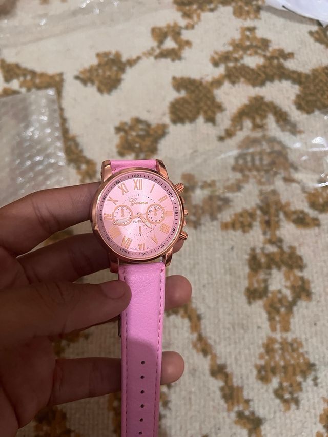 Orologio da polso rosa con cinturino in pelle