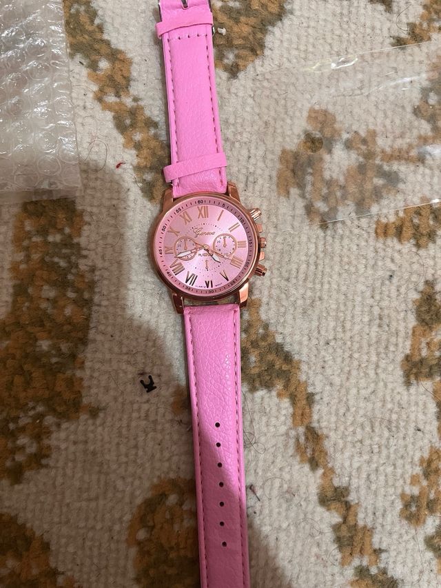 Orologio da polso rosa con cinturino in pelle