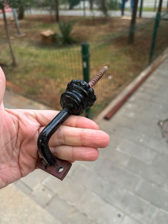 Pasamanos de madera con agarraderas de hierros.