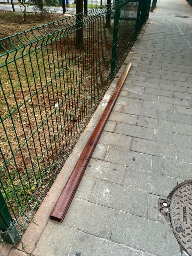 Pasamanos de madera con agarraderas de hierros.