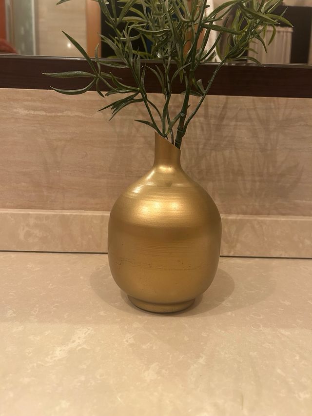 Jarrón metálico dorado