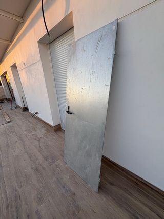 Puerta de obra metálica