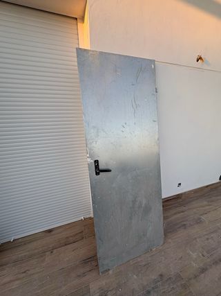 Puerta de obra metálica