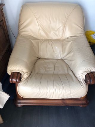 conjunto de Sillones Piel y Madera Beige. 