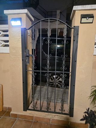 urgePuerta exterior de hierro lacado negro