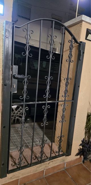 urgePuerta exterior de hierro lacado negro